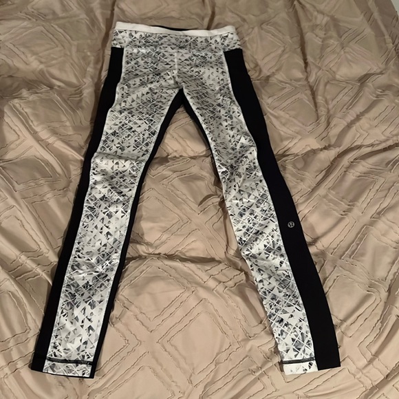 Lululemon Leggings with pockets. Women’s size 4. - Picture 1 of 8